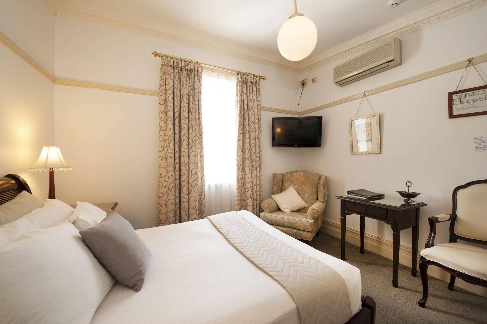 Cobb & Co Court Boutique Hotel Маджи Экстерьер фото