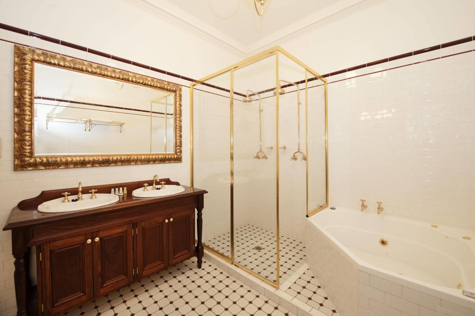 Cobb & Co Court Boutique Hotel Маджи Экстерьер фото