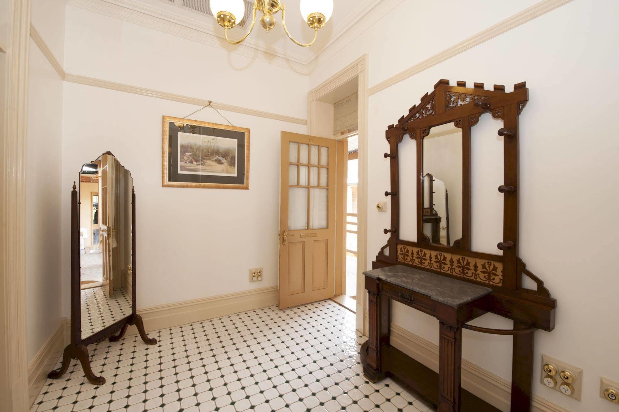 Cobb & Co Court Boutique Hotel Маджи Экстерьер фото