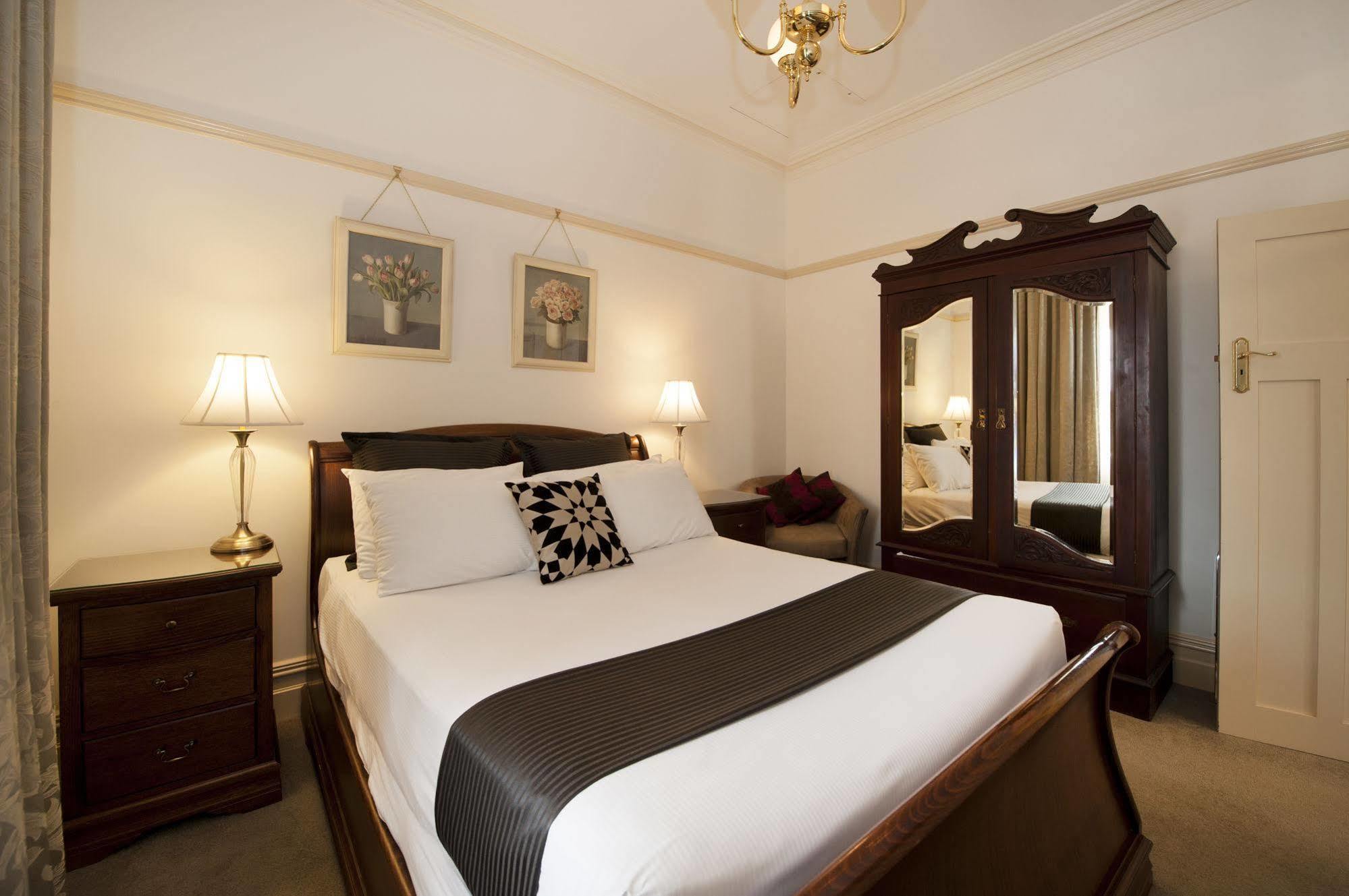 Cobb & Co Court Boutique Hotel Маджи Экстерьер фото