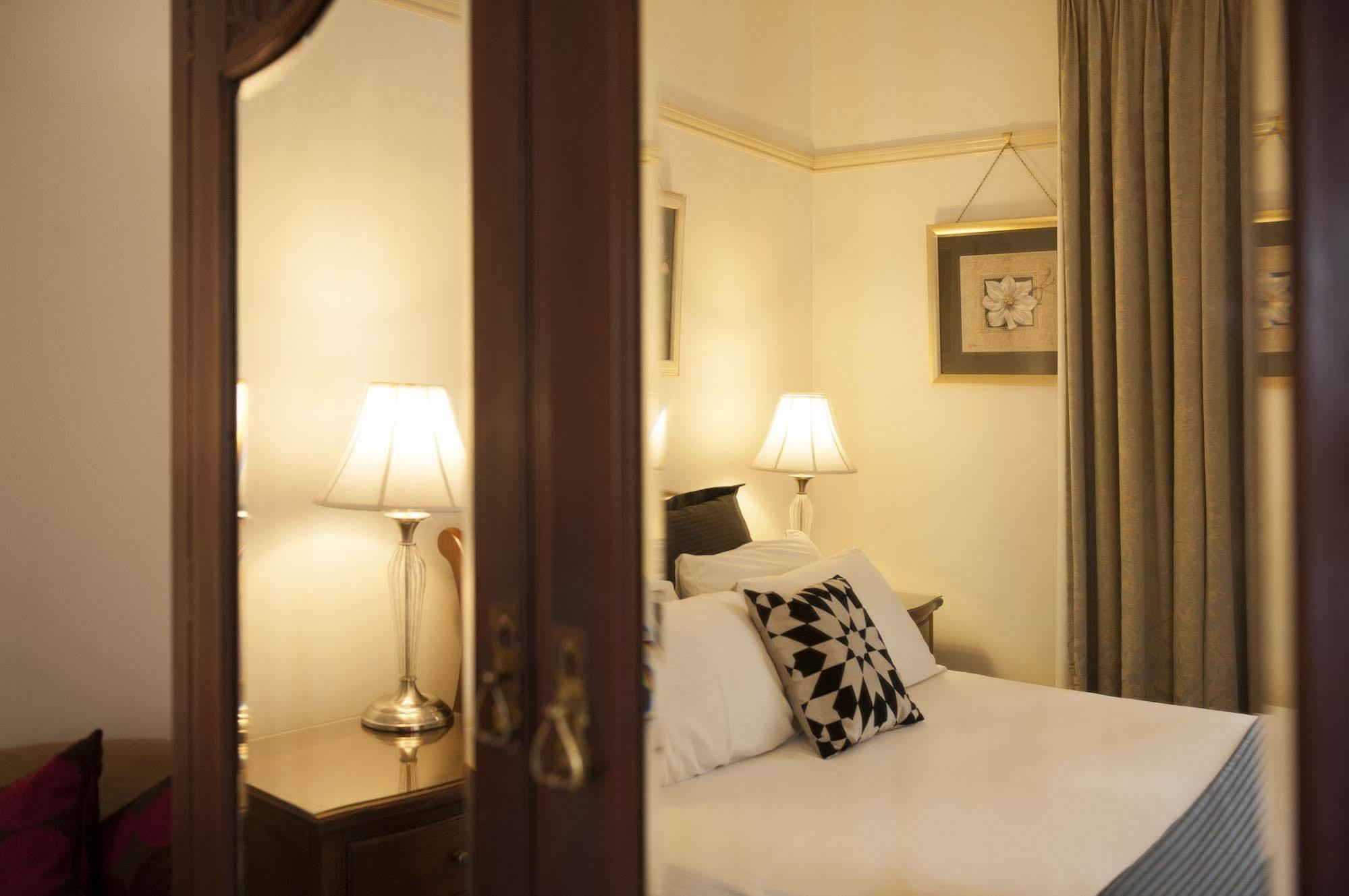 Cobb & Co Court Boutique Hotel Маджи Экстерьер фото